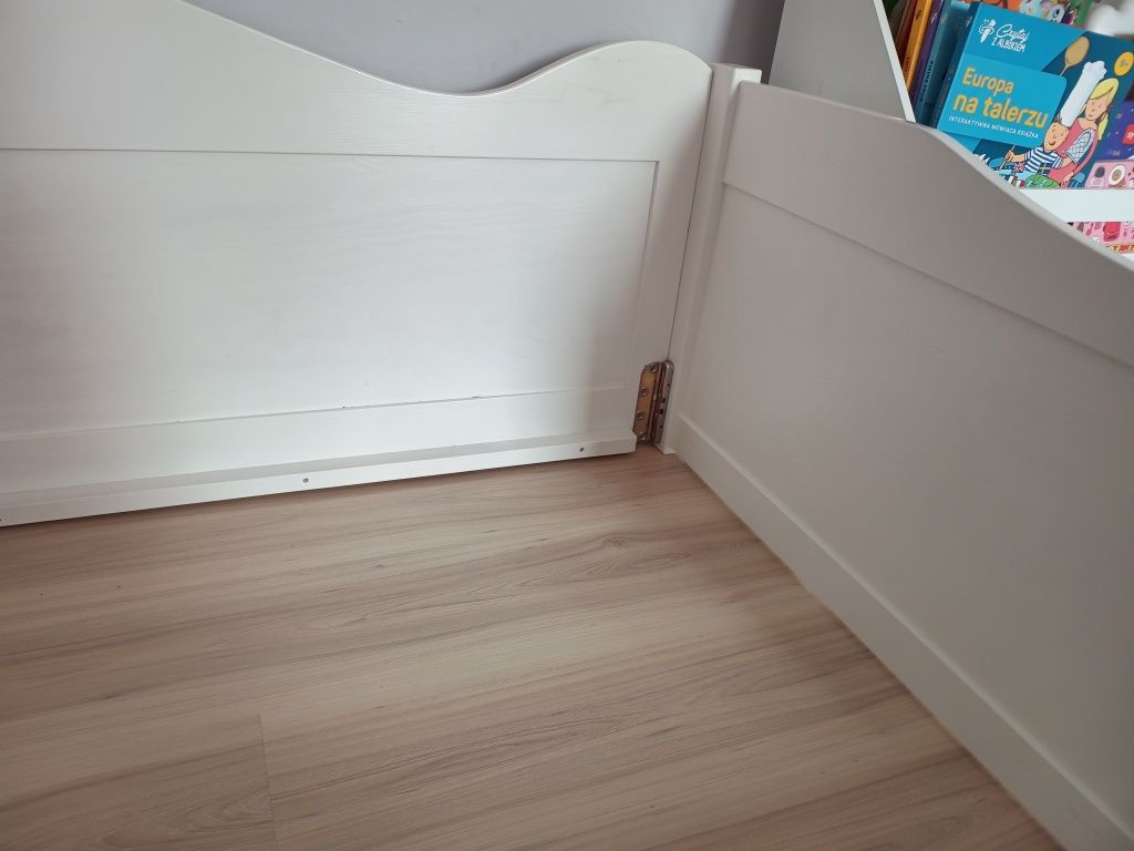 Białe drewniane łóżko z sercem 80x180