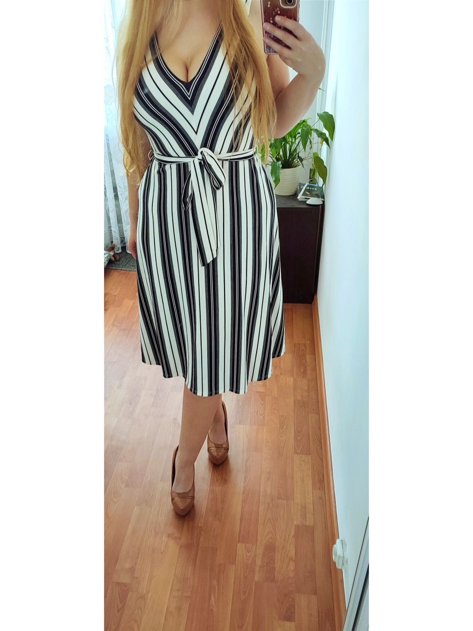 Sukienka biała czarna H&M letnia midi mini w paski M L rozkloszowana