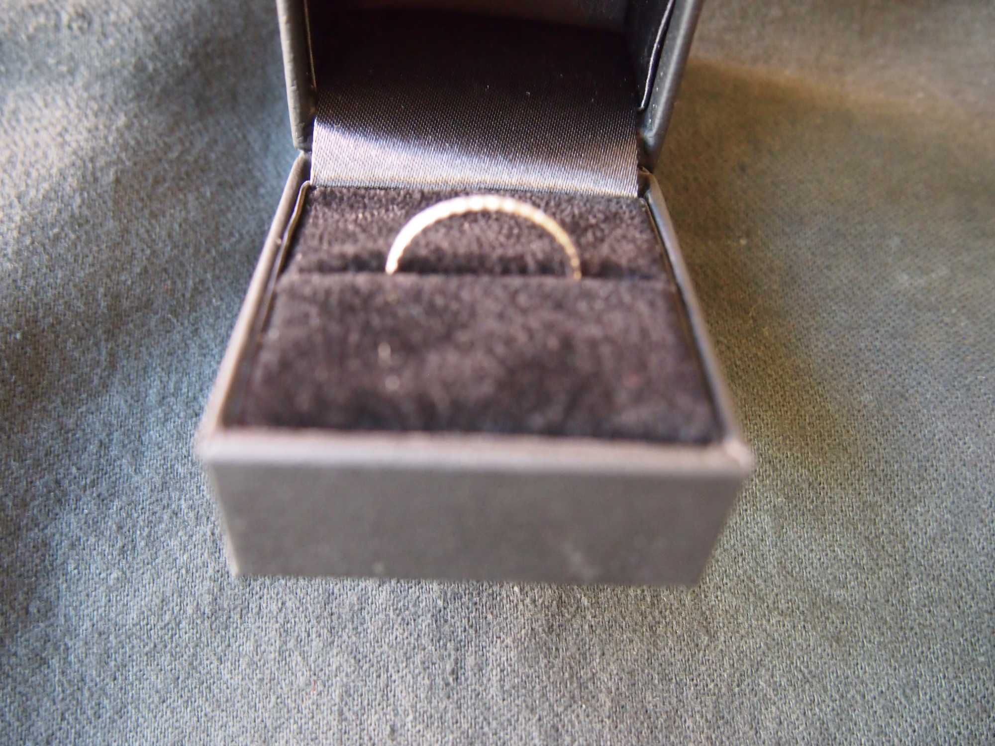 Anel de noivado - ouro branco 18k com diamantes