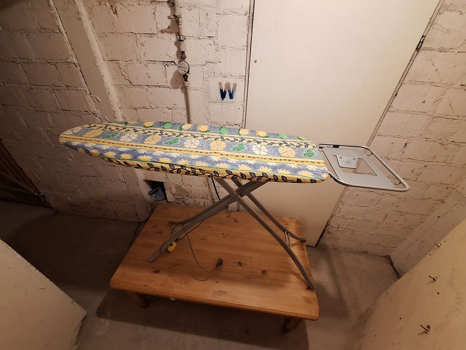 Deska do prasowania z gniazdkiem