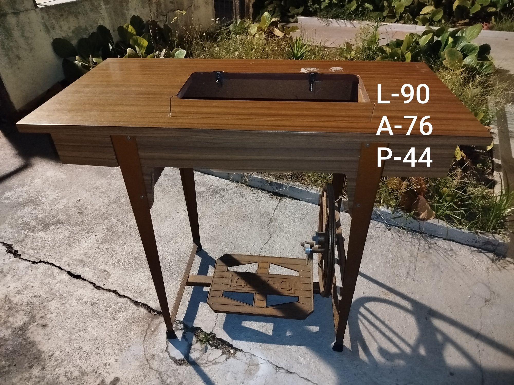 Máquina de costura Singer com movel