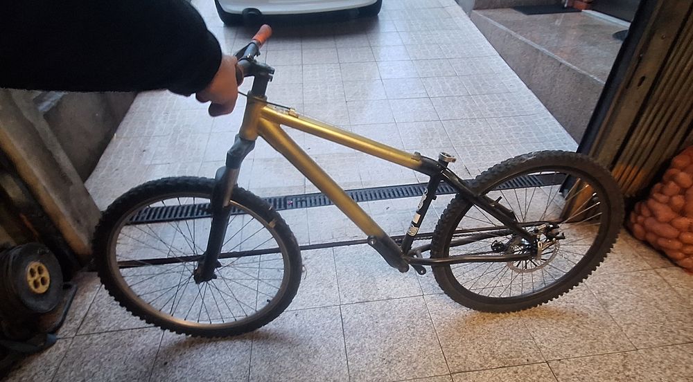 Bicicleta convertida para dirt