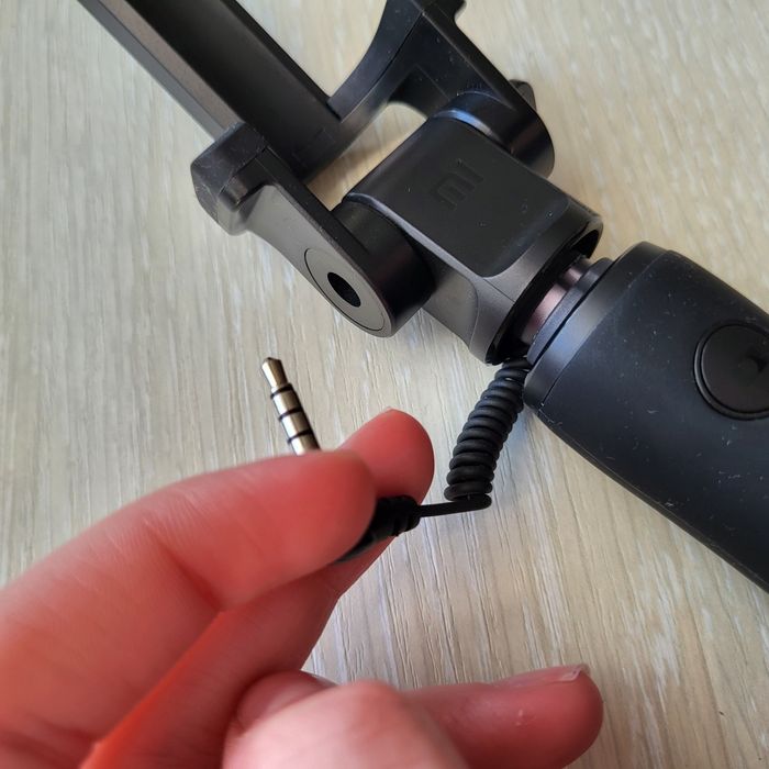 Монопод (селфі палка) для смартфонів Xiaomi Mi Selfie Stick з кабелем