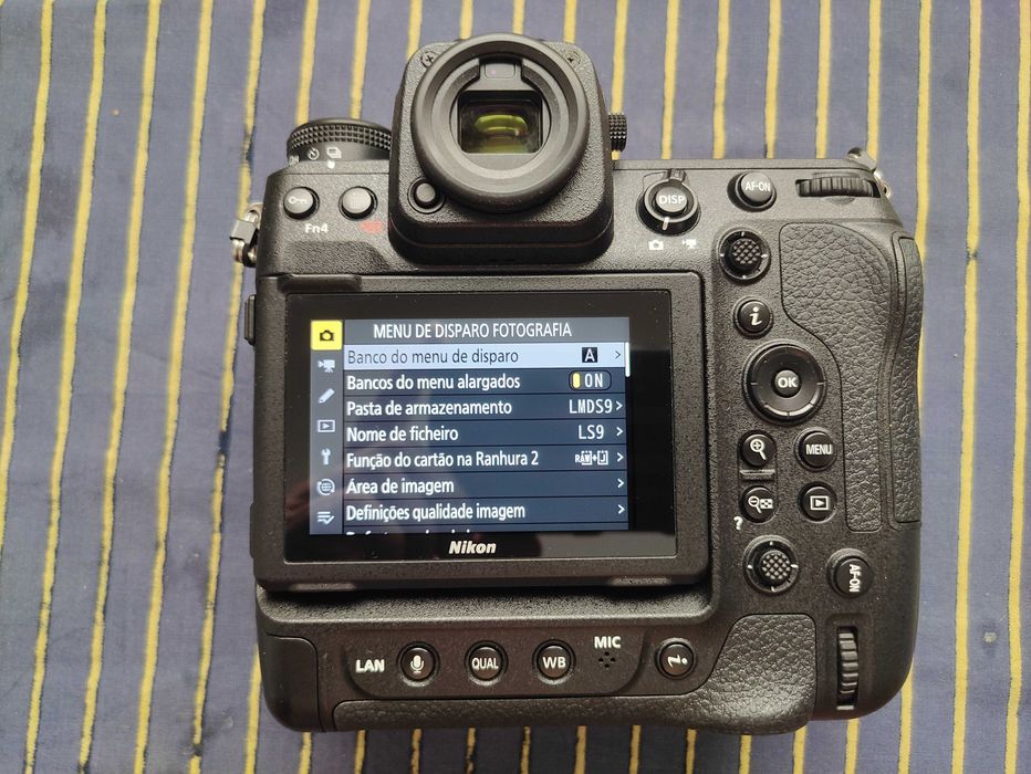 Nikon Z9 com duas baterias