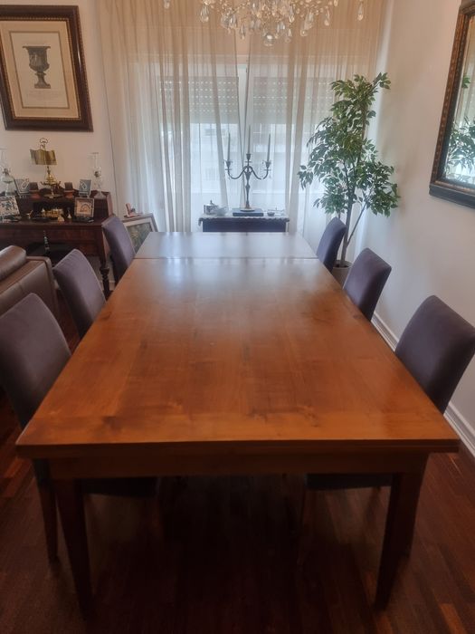Mesa de Jantar em cerejeira, 180cm a 330cm por 120cm com 6 cadeiras.