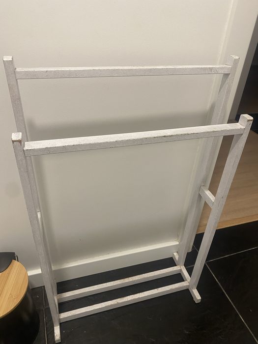 Suporte para  toalhas em madeira