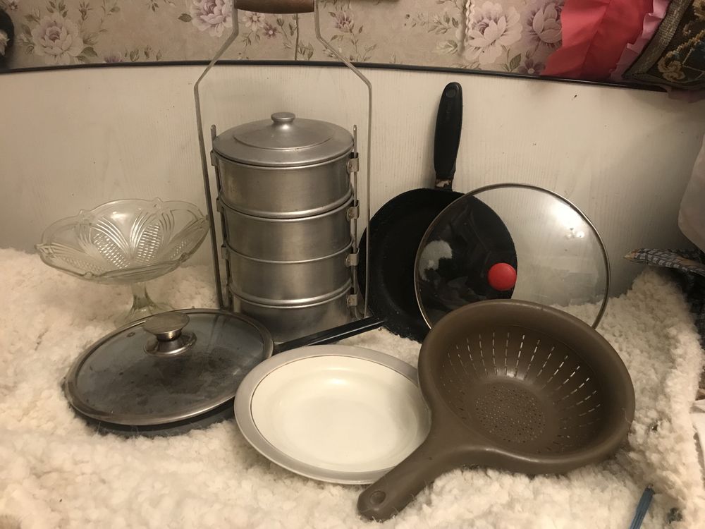 Сковородки и разная посуда