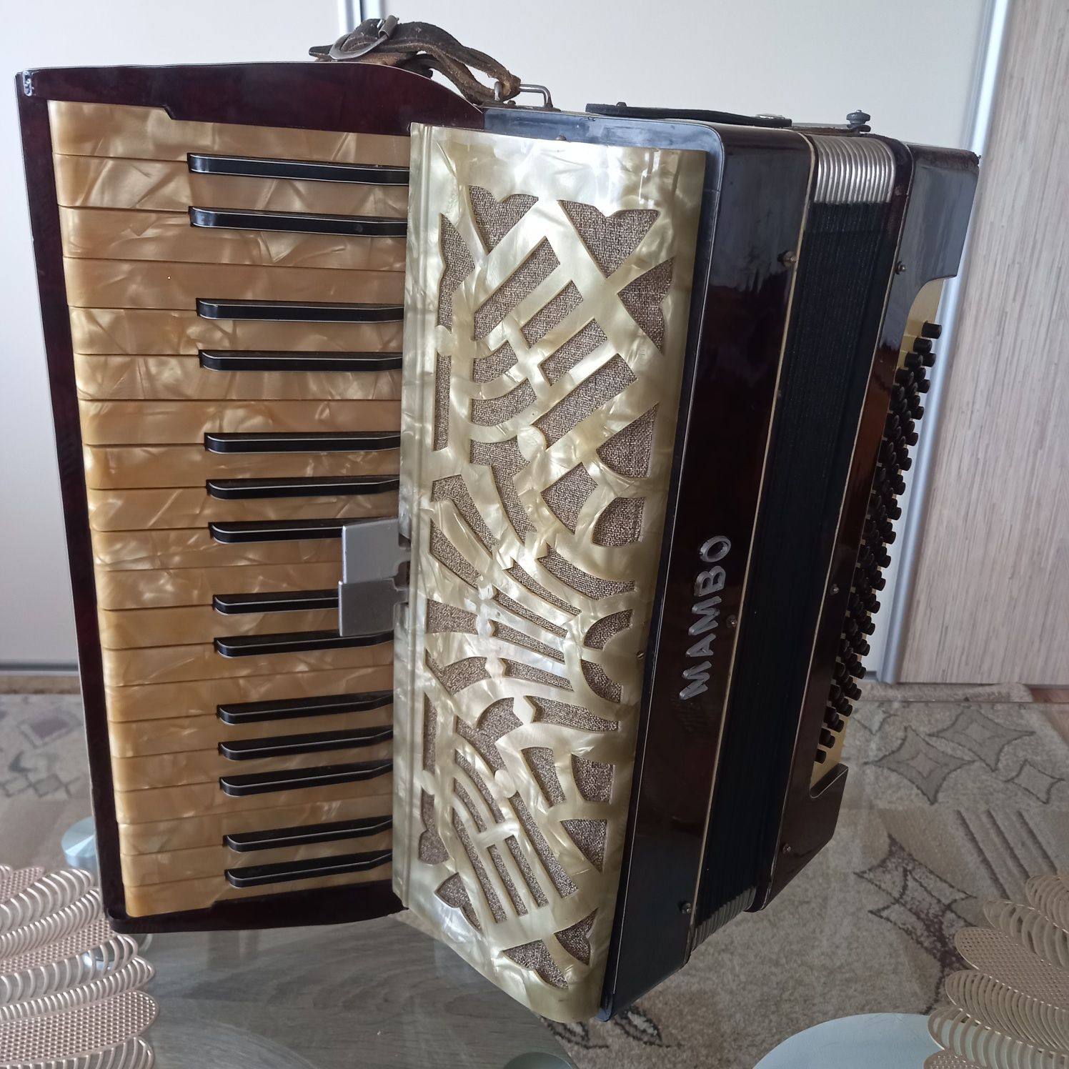 Akordeon Mambo 80 basow.  700 zl