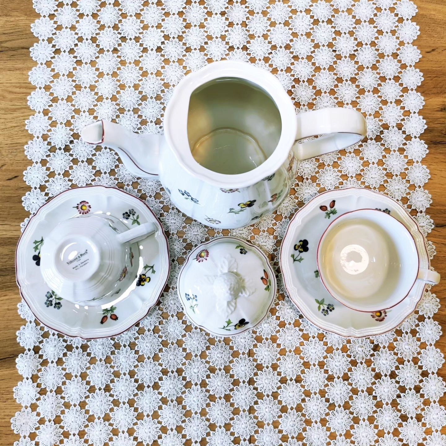 Dzbanek i filiżanki Villeroy & Boch Petite Fleur