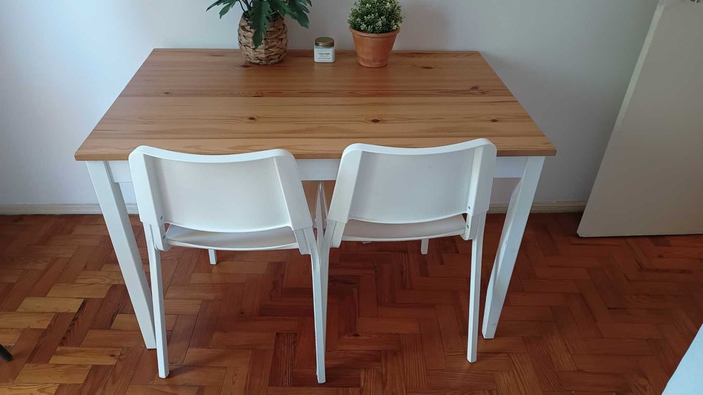Mesa e quatro cadeiras IKEA como novas