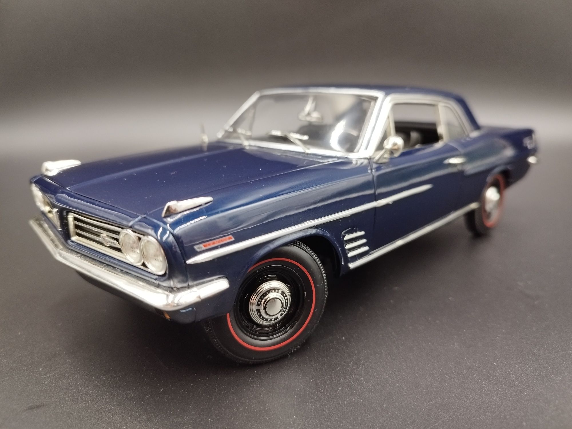 1:18 Highway 61 (1963) Pontiac Lemans model