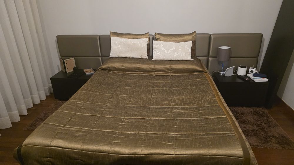Cama de Casal e 2 mesas de cabeceira