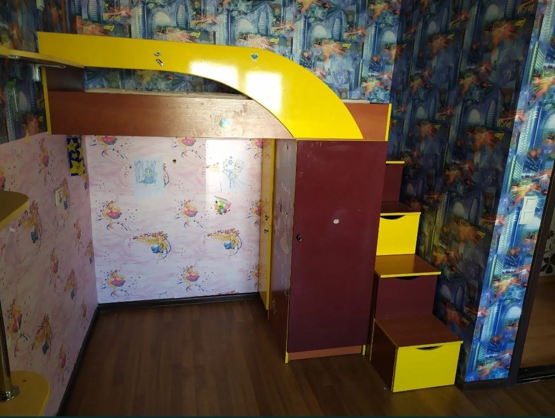 Мебель для дитячої стенка стіл +ліжко чердак з шифон'єром