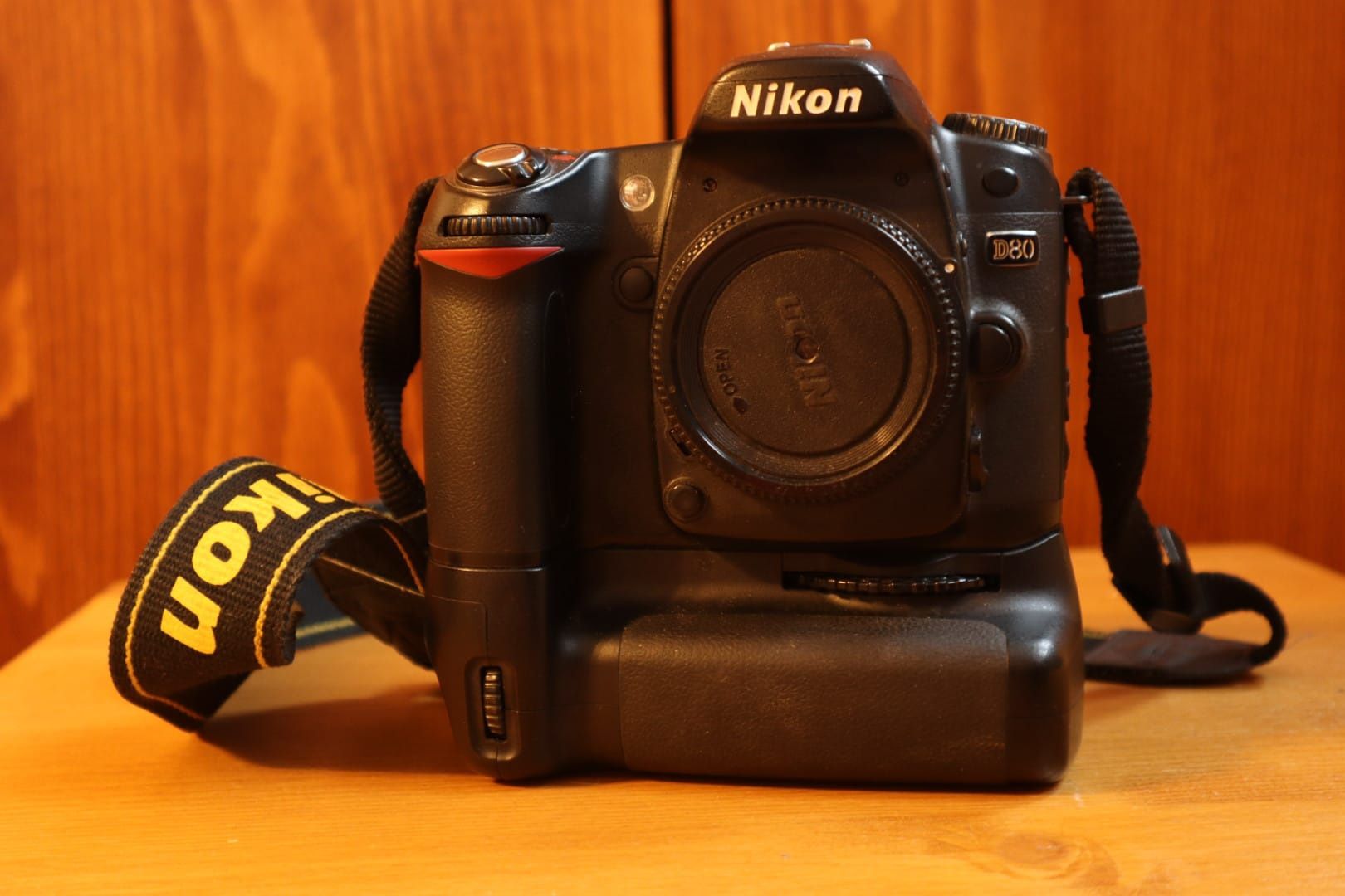 Kultowy Nikon D80 + grip + dodatki