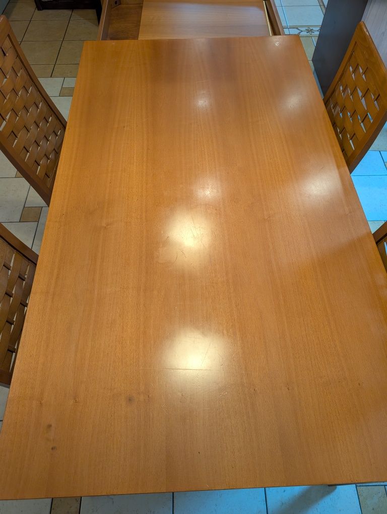 Stół plus 6 krzeseł do jadalni.