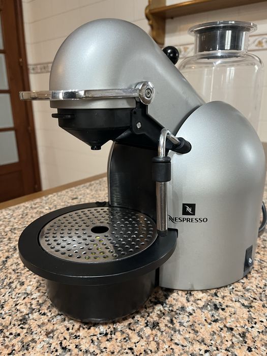 Nespresso Krups XN4050 – ótimo estado com 4 cápsulas incluídas