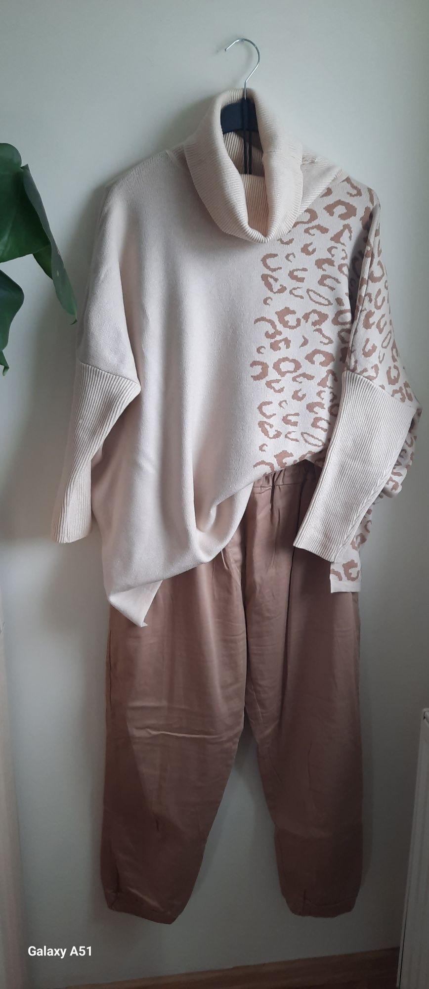 Oversize sweter z golfem panterka cętki Minouu