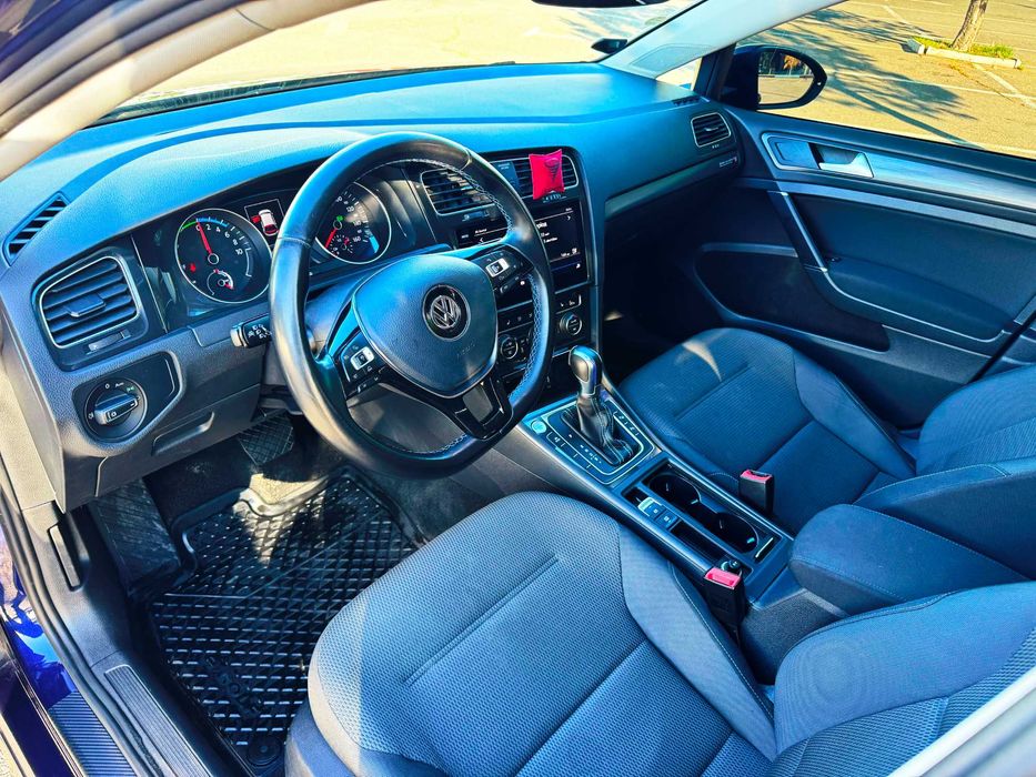 Продам Volkswagen e-Golf 2018