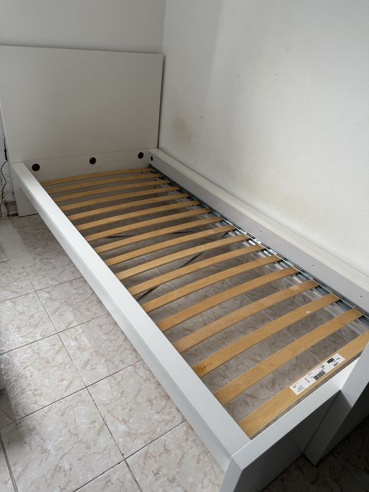 Vendo Cama com Estrado, 2 Gavetas e Colchão