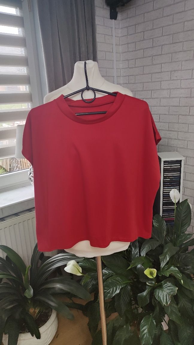 Krótka bluzeczka oversize.