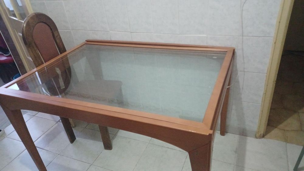 Mesa de madeira nobre vidro semi nova