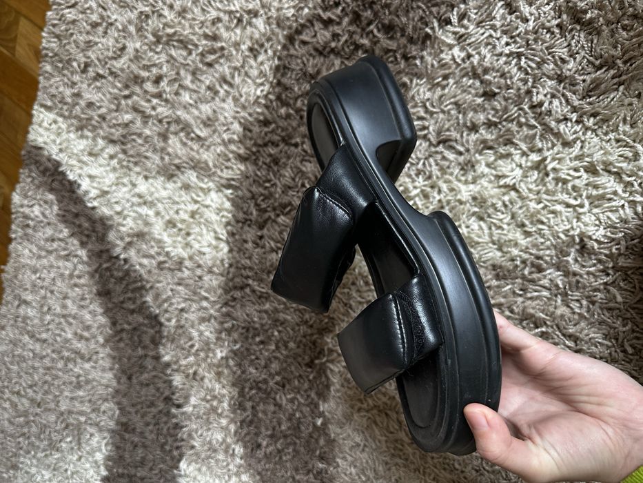 Шльопанці з кож заму