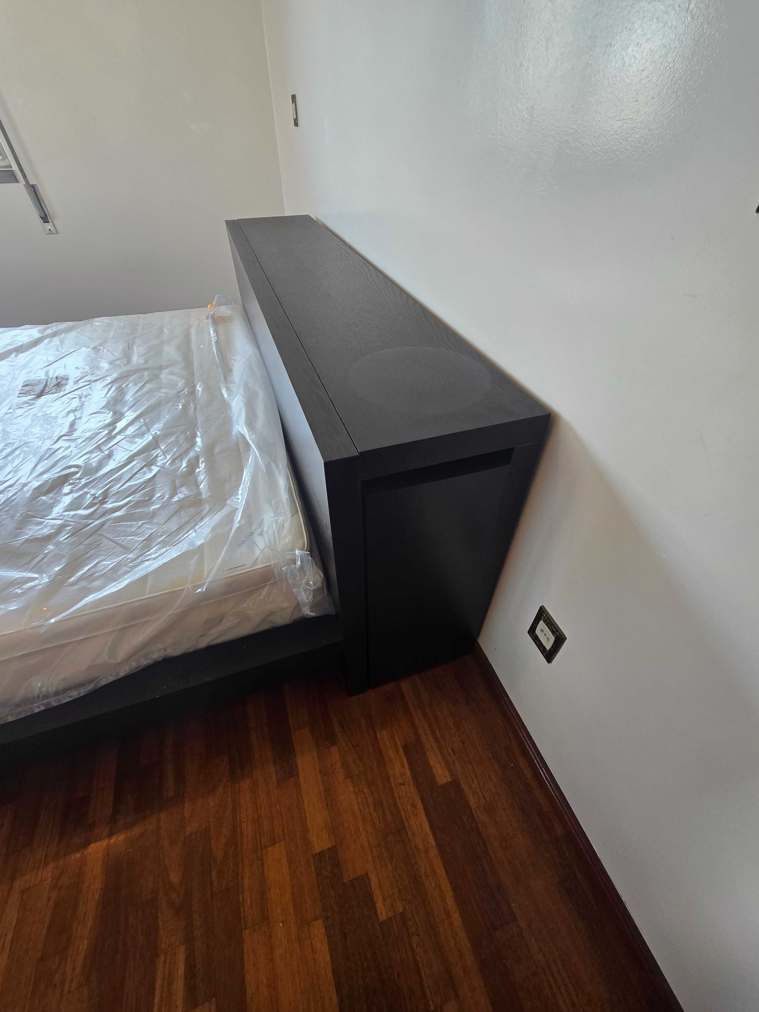 Cama de casal com cabeceira e mesas de cabeceira (colchão incluído)
