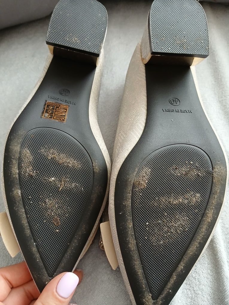 Buty na słupku błyszczące