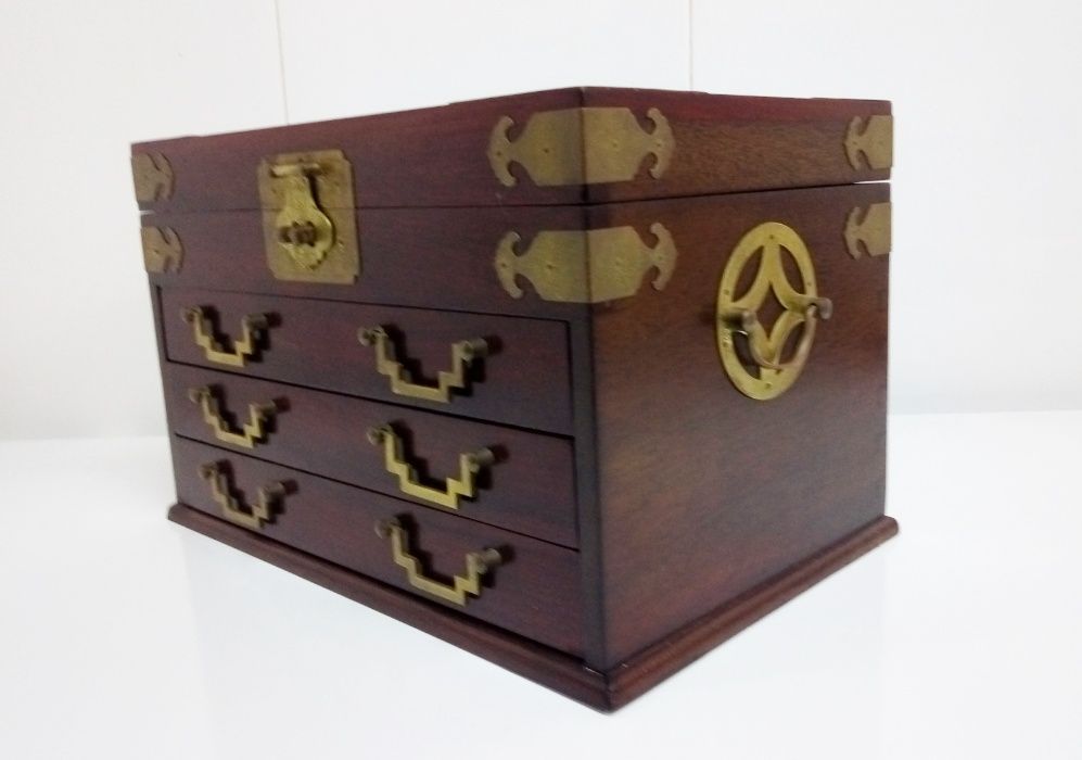 Guarda joias oriental em Pau rosa