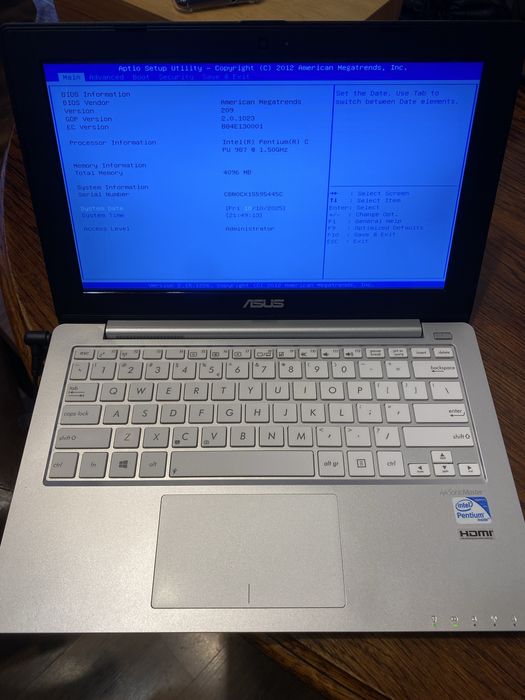 Asus X201E laptop mały