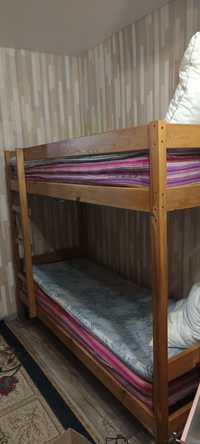 Двоярусне ліжко з грабу