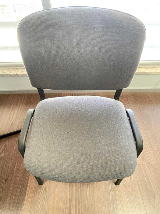 Mesa redonda de escritório com 2 cadeiras estofadas