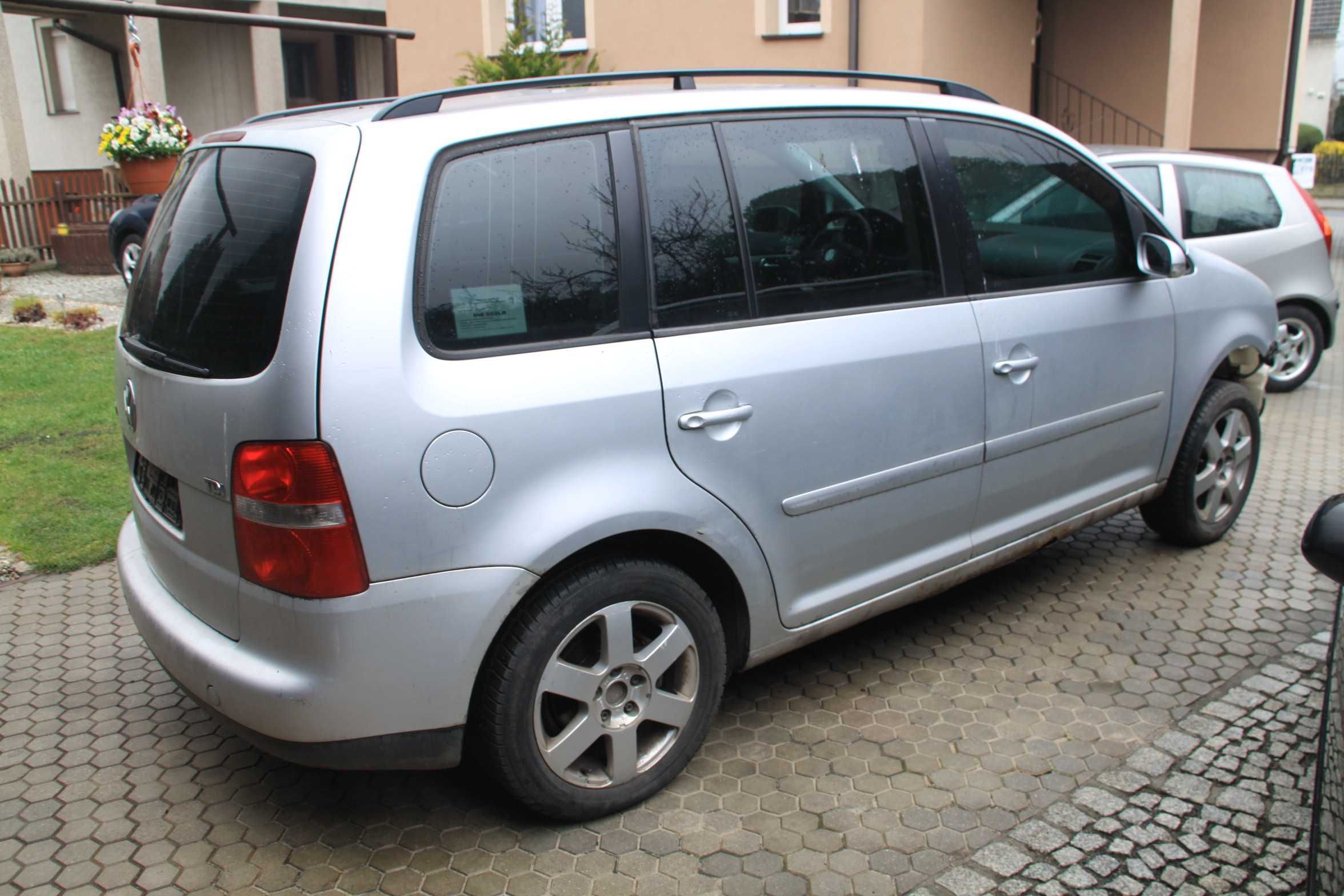 VW Touran  1,9 TDI  BKC Skrzynia JCY Kolor LA7W  Auto na Części