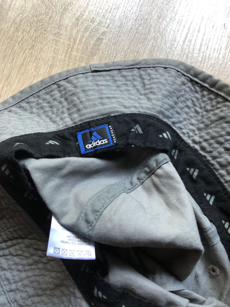 Панама від бренду adidas з логотипом спереду