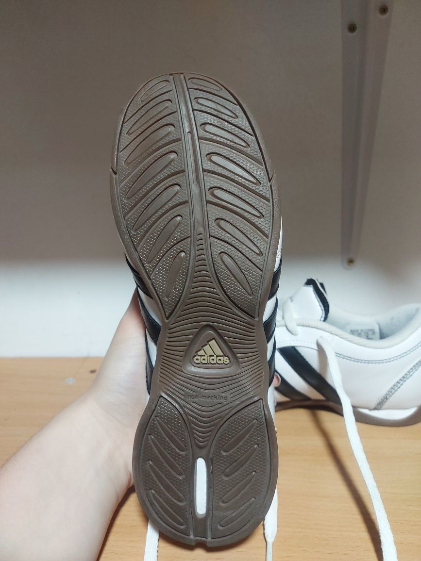 Кросівки Adidas 35 розмір- відмінний стан