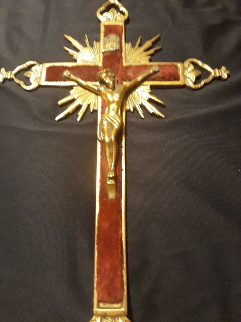 Cruz de Cristo em metal e veludo