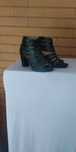 Botins abertos pretos