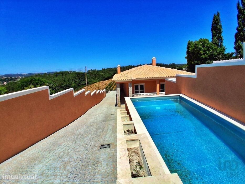 Casa T3 em Salir de Matos de 279,00 m2