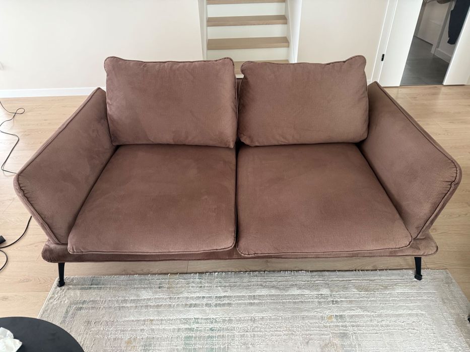 Sofa na nóżkach czekoladowa brązowa
