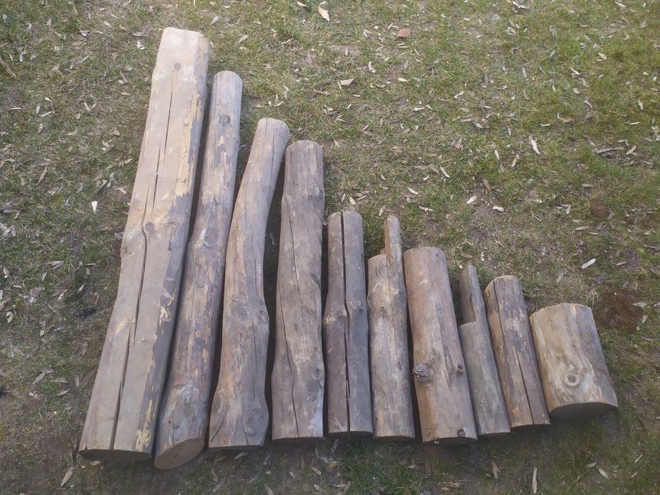 Stare bale belki konstrukcyjne ciosane drewno deski stodoła