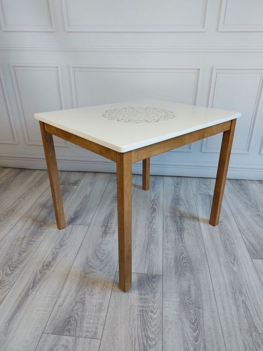 Biały stolik kawowy z drewnianymi nogami