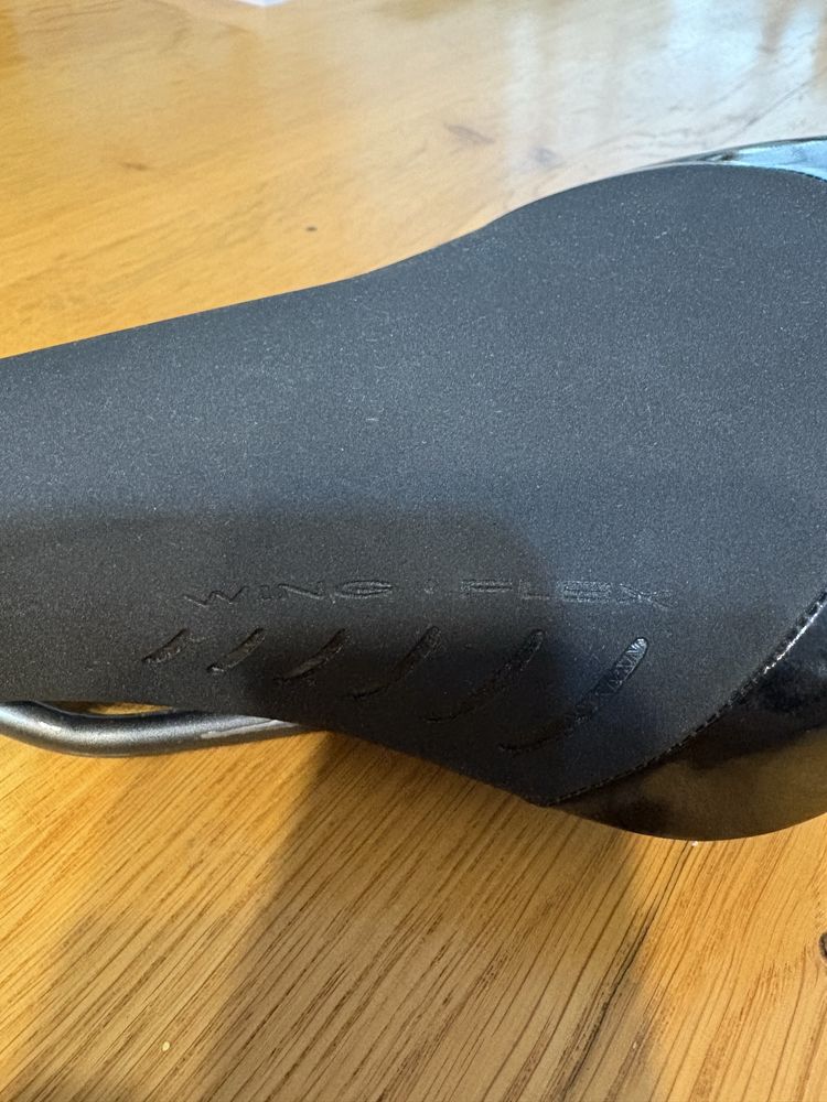 Siodełko szosowe fizik arione tri 2