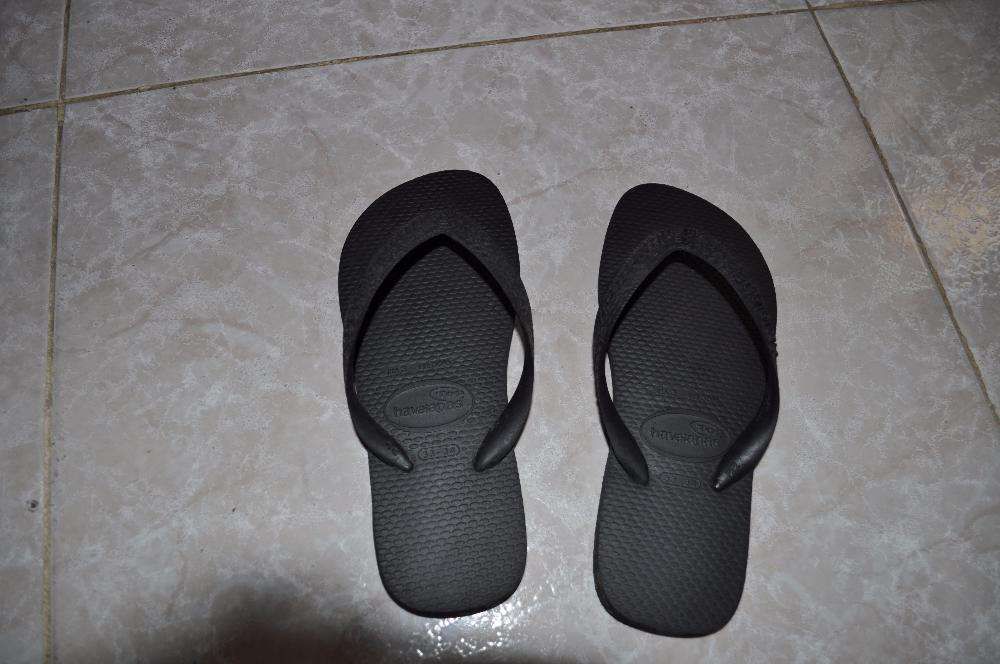 Chinelos Havaianas em preto 33/34