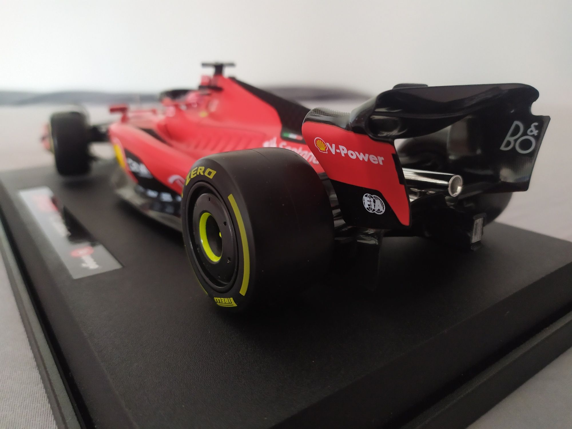 Model ferrari F1 bolid 2023 Leclerc SF-23 NOWY na prezent 1:18