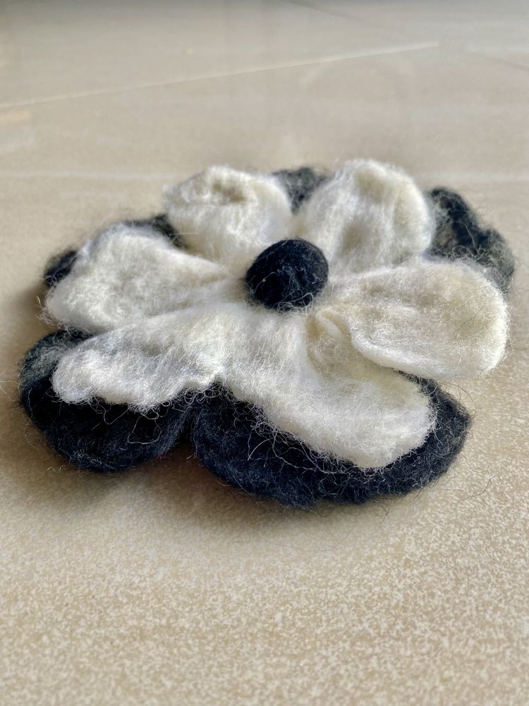 Duża broszka z wełny merynosów handmade