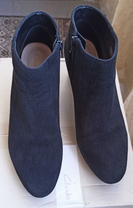 Шкіряні ботильйони Clarks, замш