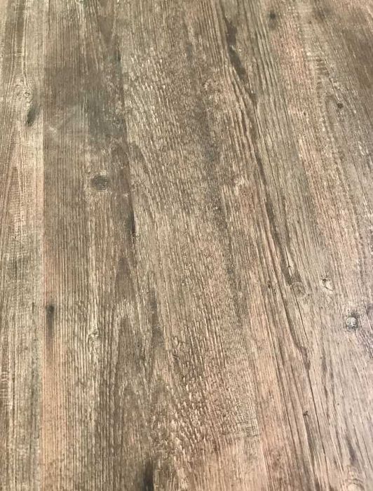 Дерев'яний круглий стіл з металевими ніжками