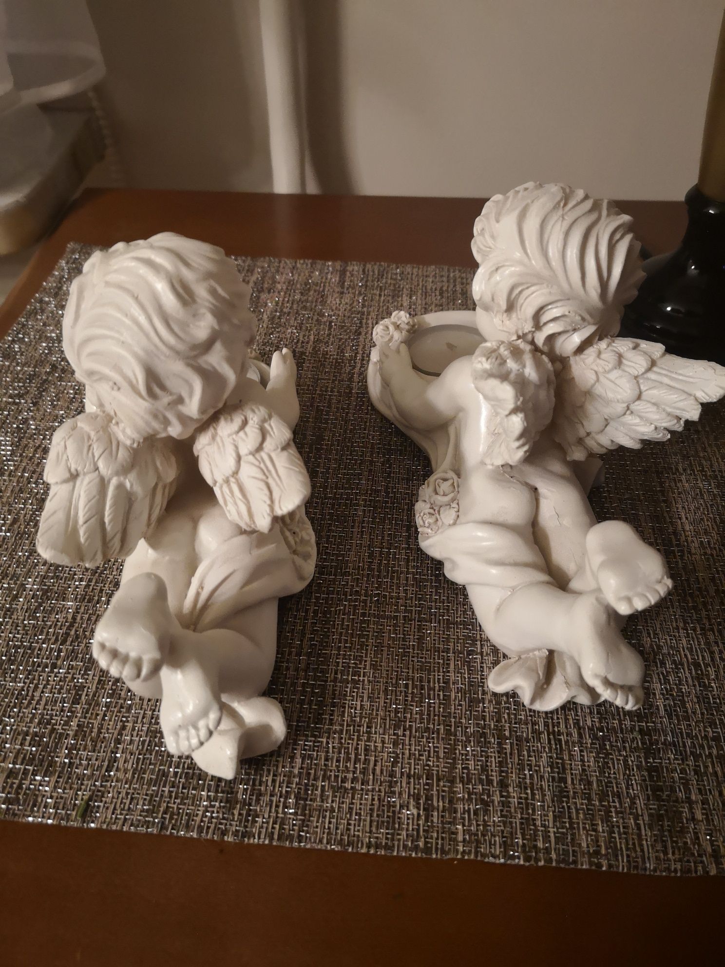 Dwie figurki aniołów. Świeczniki.