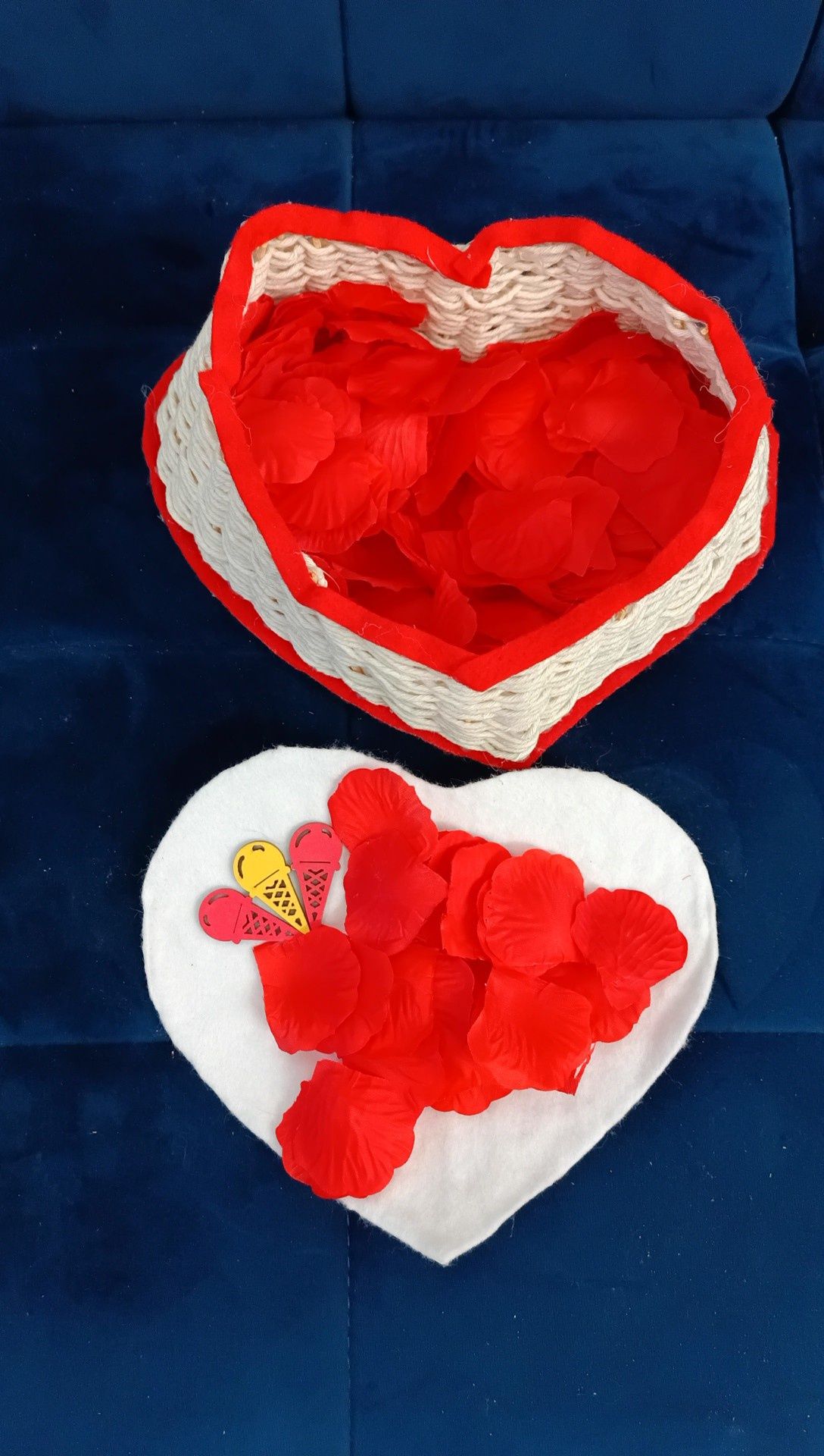 Ręcznie robione pudełko w kształcie serca z płatkami róż na Walentynki