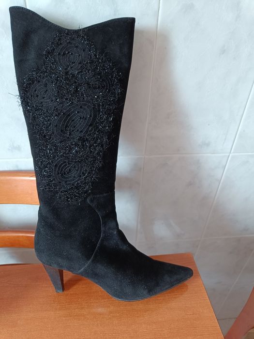 Сапоги замшевые,производство Италия,цвет черный,высота каблука 5 см,в
